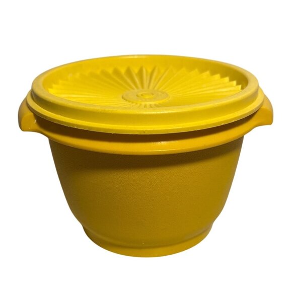 Vintage Tupperware Servalier Yellow Bowl With Push Lid Model 886-15 Canada - Picture 1 of 9